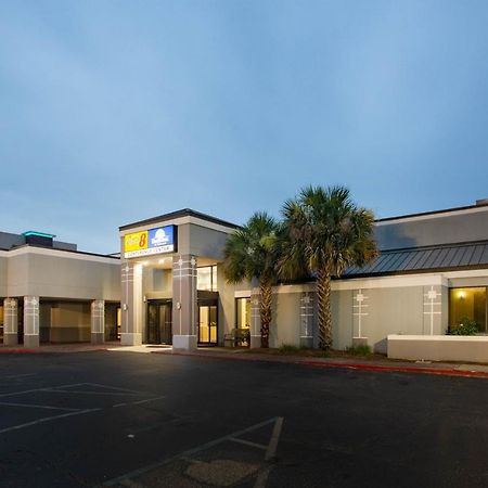 Super 8 By Wyndham Mobile I-65 Hotel Exterior foto